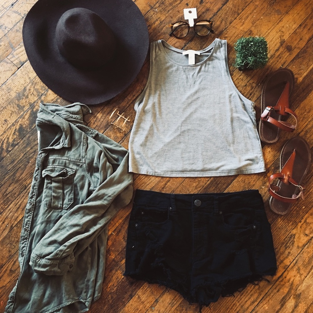 AE Distressed ‘Cut Off Look’ Black Shorts Size 8